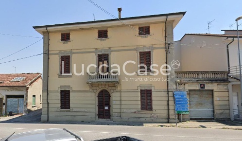 Foto Villa a schiera a Castelfranco di Sotto Galleno di 240 m² con 8 locali