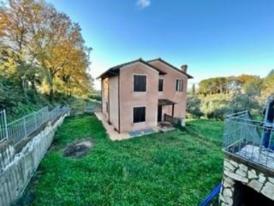 Foto Villa unifamiliare a Casciana Terme Lari Collemontanino di 250 m²