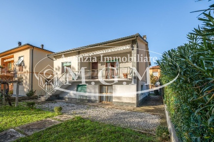 Foto Casa indipendente a Calcinaia Centro di 200 m² con 7 locali in vendita
