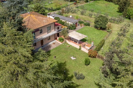 Foto Casa indipendente a Santa Maria a Monte Centro di 322 m² con 8 locali