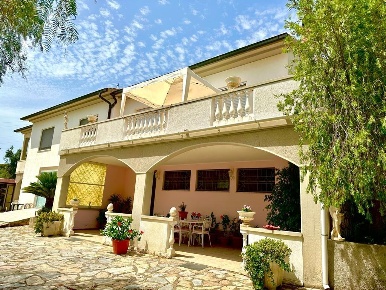 Foto Villa unifamiliare a Campiglia Marittima di 230 m² con 12 locali