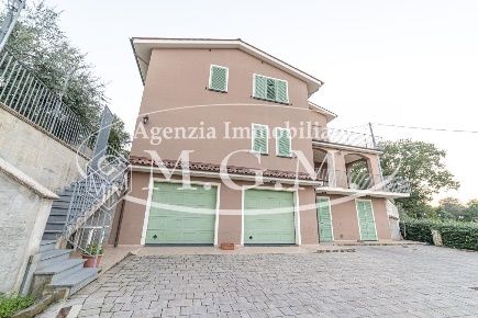 Foto Villa unifamiliare a Santa Maria a Monte di 270 m² con 8 locali