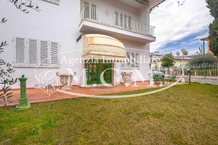 Foto Casa indipendente a Castelfranco di Sotto Centro di 305 m² in vendita