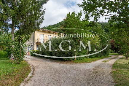 Foto Casa indipendente a Santa Maria a Monte Centro di 255 m² con 8 locali