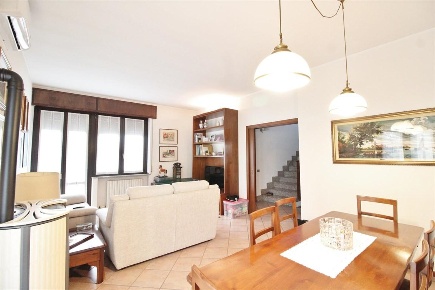 Foto Villa unifamiliare in via Tommaso Grossi, Canegrate di 213 m²