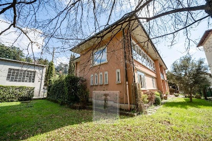 Foto Villa bifamiliare in via mazzini, Calolziocorte Centro di 300 m²