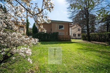 Foto Appartamento in via mazzini, Calolziocorte Centro di 155 m² in vendita