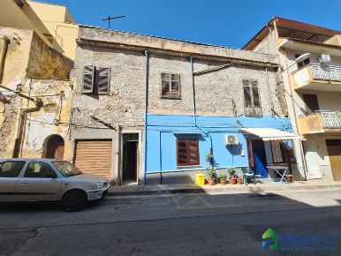 Foto Villa unifamiliare a Cinisi Centro di 144 m² con 5 locali in vendita