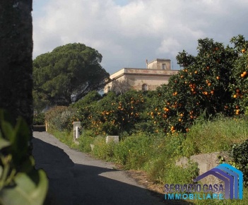 Foto Villa unifamiliare a Mascali Centro di 450 m² con 12 locali in vendita