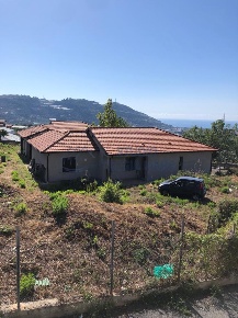 Foto Villa bifamiliare in Via Periane, Taggia Centro di 400 m² con 7 locali