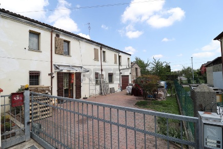 Foto Villa a schiera a Bondeno Centro di 182 m² con 8 locali in vendita