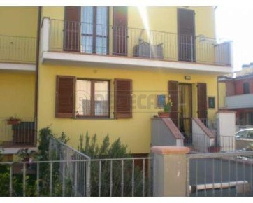 Foto Villa a schiera a Calcinaia di 130 m² con 5 locali in vendita