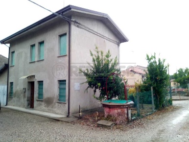 Foto Villa unifamiliare a Bondeno Centro di 95 m² con 4 locali in vendita