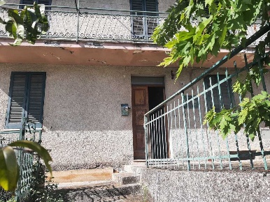 Foto Appartamento in Via del Colle 30, Amelia Centro di 150 m² con 6 locali