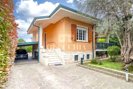 Foto Villa unifamiliare in via marco polo, Castelnuovo del Garda di 292 m²