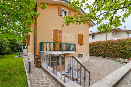 Foto Villa unifamiliare in via marco polo, Castelnuovo del Garda di 292 m²