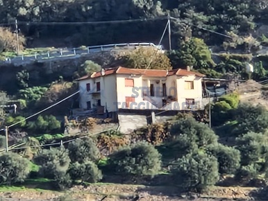 Foto Appartamento in Strada Castellaro, Taggia di 90 m² con 4 locali