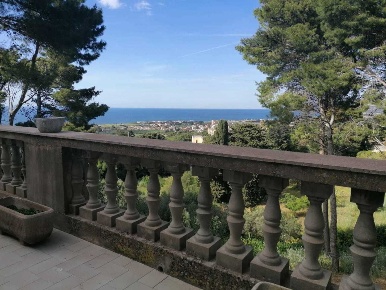 Foto Villa unifamiliare a Valderice di 490 m² con 14 locali in vendita