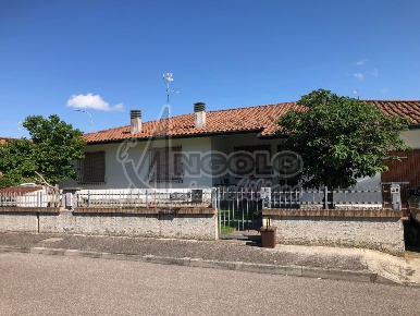 Foto Villa singola a Occhiobello Centro di 158 m² con 7 locali in vendita