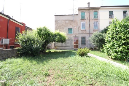 Foto Villa unifamiliare a Bondeno Centro di 223 m² con 10 locali in vendita