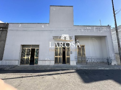 Foto Villa singola a Lizzanello Centro di 213 m² con 6 locali in vendita