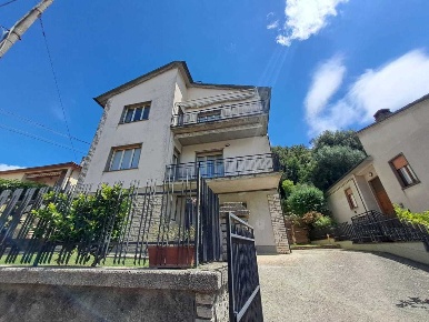 Foto Villa bifamiliare a Amelia Centro di 330 m² con 7 locali in vendita