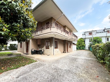 Foto Appartamento in Via T. Dal Molin, Creazzo Centro di 90 m² con 5 locali