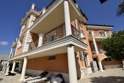 Foto Villa unifamiliare a Taggia Centro di 1000 m² con 6 locali in vendita