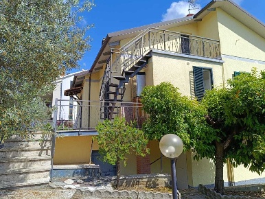 Foto Villa unifamiliare a Amelia Centro di 233 m² con 5 locali in vendita