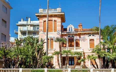 Foto Villa unifamiliare a Taggia di 1600 m² con 20 locali in vendita
