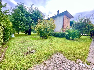 Foto Villa singola a Seravezza di 200 m² con 12 locali in vendita