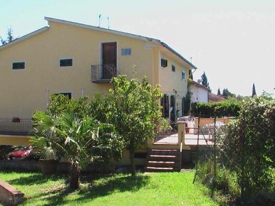 Foto Villa bifamiliare a Montopoli in Val d'Arno di 500 m² con 10 locali