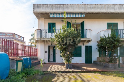 Foto Appartamento in Via Traversa V, Mascali Centro di 75 m² con 2 locali