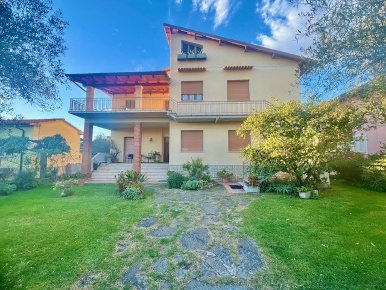 Foto Villa bifamiliare a Seravezza di 340 m² con 14 locali in vendita
