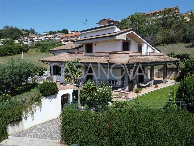 Foto Villa unifamiliare a Tortoreto Centro di 210 m² con 6 locali