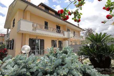 Foto Villa unifamiliare in Via Pavia 15, Casagiove di 126 m² con 8 locali