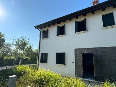 Foto Villa bifamiliare in VIA SANT'AMBROGIO, Trebaseleghe in vendita