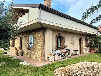 Foto Villa unifamiliare a Mascali Centro di 190 m² con 6 locali in vendita