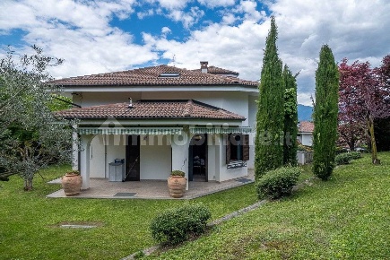 Foto Villa unifamiliare a Avigliana di 417 m² con 8 locali in vendita