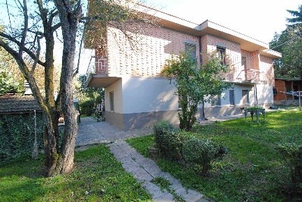 Foto Villa unifamiliare a Stradella di 398 m² con 13 locali in vendita