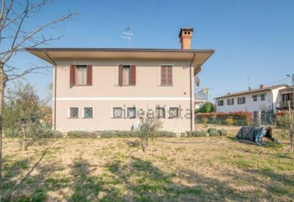 Foto Villa unifamiliare a Stradella di 225 m² con 10 locali in vendita
