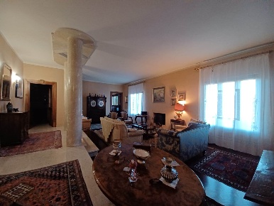 Foto Villa unifamiliare a Serravalle Pistoiese di 422 m² con 15 locali