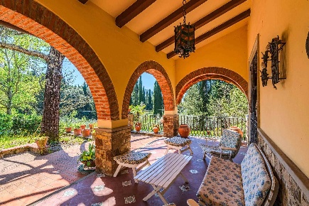 Foto Villa unifamiliare a Fiesole di 375 m² con 14 locali in vendita