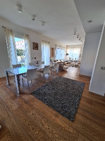 Foto Villa unifamiliare a Campiglia Marittima Venturina di 320 m²