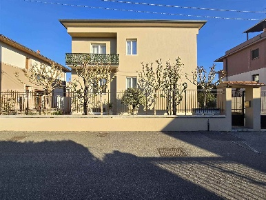 Foto Villa bifamiliare in Via 4 Novembre 7, Biassono Centro di 248 m²