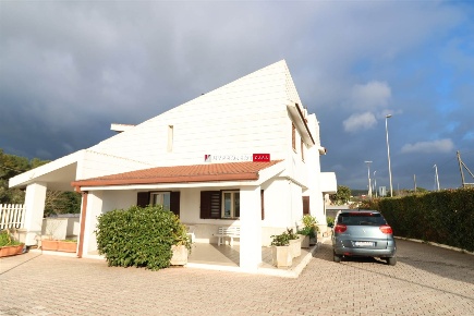 Foto Villa bifamiliare in Contrada Pentimarossa, Crispiano di 473 m²