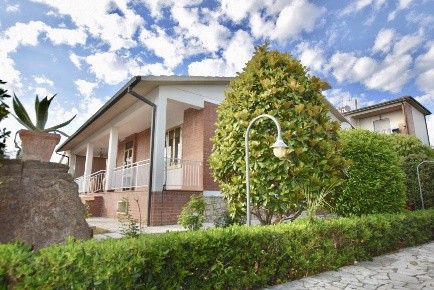Foto Villa unifamiliare a Campiglia Marittima Venturina di 300 m²