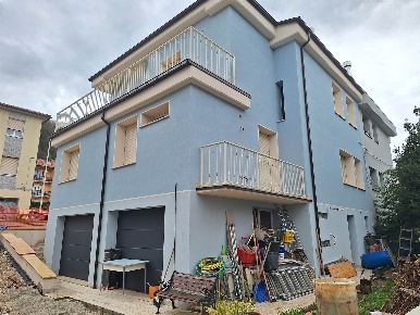 Foto Villa a schiera a San Severino Marche Centro di 198 m² con 9 locali