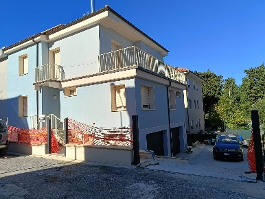 Foto Villa a schiera a San Severino Marche Centro di 198 m² con 9 locali