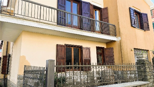 Foto Villa unifamiliare a Montefiascone Centro di 272 m² con 6 locali